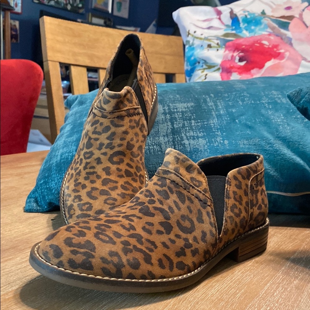 Clark’s Camzin Mix Leopard Print ankle booties slip on 6.5M